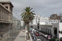 Image du Maroc Professionnelle de  Le boulevard Mohammed V (ex la gare). A droite le marché central de Casablanca figé depuis les années 30, il dispose de 3 entrées faisant face à l'hôtel Lincoln (immeuble Bossonneau) un des premiers bâtiment de 4 niveaux du boulevard de la gare (actuel boulevard Mohammed V) est abandonné aux intempéries depuis plusieurs années, un échafaudage est en cours d'installation contre la façade. Petit à petit L’hôtel Lincoln quitte ce monde. Construit par des matériaux poreux et sans étanchéité au début du 20e siècle. Déjà en 1989 suite aux accidents qui ont causé des morts et plusieurs blessés, le bâtiment a été vidé avec cessation de toute activités des commerces et cafés, Lundi 6 Juillet 2009. (Photo / Abdeljalil Bounhar) 